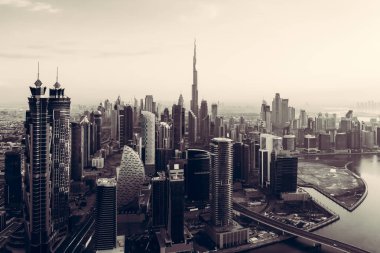 Dubai şehir merkezinin gökyüzü manzarası, Birleşik Arap Emirlikleri veya BAE 'deki karayolları veya caddeler. Finansal bölge ve şehir merkezindeki iş alanı. Gün batımında gökdelen ve yüksek binalar.