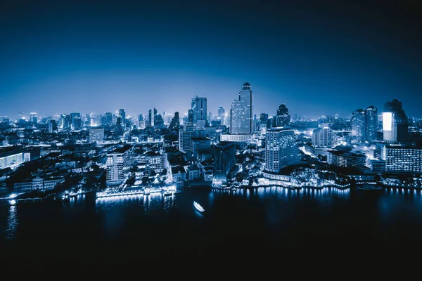 泰国潮府河畔的曼谷天际线的空中景观 金融区和摩天大楼的办公楼 市中心的天际线夜晚的城镇 — 图库照片