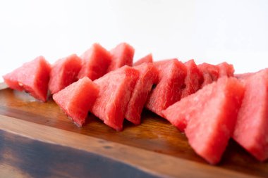 Taze karpuz dilimi. Meyveler beyaz arkaplanda izole.