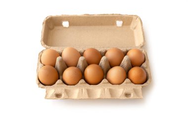 Bir sürü taze yumurta. Gıda malzemesi beyaz arkaplanda izole edildi