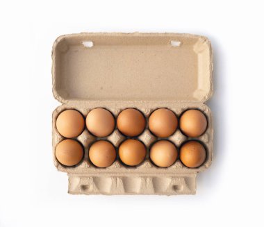 Bir sürü taze yumurta. Gıda malzemesi beyaz arkaplanda izole edildi