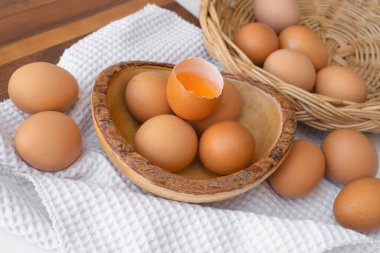 Taze çiğ yumurta sarısı. Yemek malzemesi beyaz arka planda izole edildi.