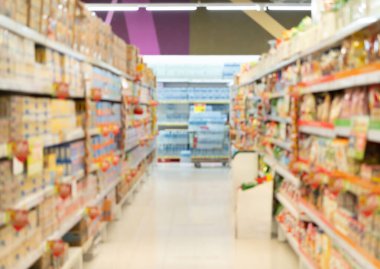 Markette ya da markette raflardaki etiketlerin olduğu koridorun bulanık arkaplanı. Yiyecek alışverişi. Yaşam tarzı. Soyut