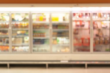 Markette ya da markette raflardaki etiketlerin olduğu koridorun bulanık arkaplanı. Yiyecek alışverişi. Yaşam tarzı. Soyut