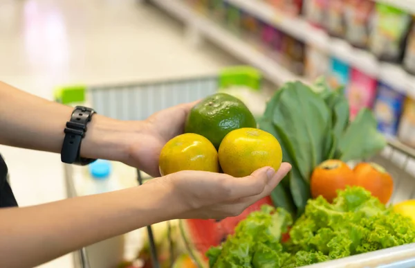 Kobiety Ręce Kupujące Owoce Warzywa Supermarkecie Półkach Produktami Spożywczymi Wózkiem — Zdjęcie stockowe