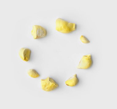 Beyaz tabakta taze taze durian eti. Tayland meyvelerinin kralı. Beyaz arka planda izole edilmiş tropikal ve mevsimsel ünlü meyveler.