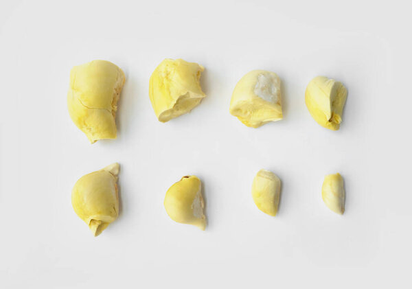 Свежее спелое турианское мясо на белой тарелке. Король тайских фруктов. Тропические и сезонные знаменитые фрукты на белом фоне.