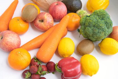 Renkli taze meyve ve sebzelerin çeşitli çeşitleri. Çiğ organik sağlıklı yiyecekler. Marketten ve süpermarketten alışveriş yapmak. Beyaz arka planda izole edilmiş yemek ve yemek ürünleri. Vitamin. Üst görünüm