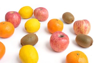 Renkli taze meyve ve sebzelerin çeşitli çeşitleri. Çiğ organik sağlıklı yiyecekler. Marketten ve süpermarketten alışveriş yapmak. Beyaz arka planda izole edilmiş yemek ve yemek ürünleri. Vitamin. Üst görünüm