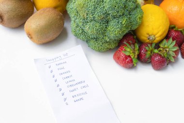 Renkli taze meyve ve sebze çeşitleriyle liste kontrolü. Çiğ organik sağlıklı yiyecekler. Market, süpermarket, yemek ve yemek. Beyaz arkaplanda izole