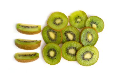 Kivi dilimi. Taze meyve. Çiğ organik sağlıklı yiyecekler. Market ve süpermarket yemekleri ve yiyecekler beyaz arka planda izole edilmiş.