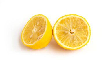 Sarı limon veya limon dilimi. Taze meyve. Çiğ organik sağlıklı yiyecekler. Bakkal ve süpermarket yemekleri ve yemek ürünleri beyaz arka planda izole edilmiş.