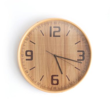 Beyaz arka planda izole edilmiş modern ahşap duvar saati. Zaman ve ev dekorasyonu.