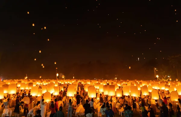 Таїландці Випускають Небі Плавучі Ліхтарі Або Лампу Поклоніння Мощям Будди — стокове фото