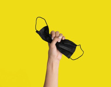 El maskesi sarı arka planda izole bir şekilde duruyor. Yüzünü koru. Virüs koruması. Tıbbi ve sağlık hizmetleri. Coronavirus covid-19 salgını.