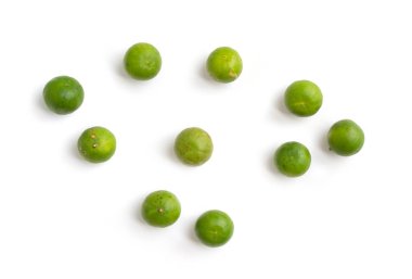 Yeşil limon veya limon. Taze meyve. Çiğ organik sağlıklı yiyecekler. Bakkal ve süpermarket yemekleri ve yemek ürünleri beyaz arka planda izole edilmiş.