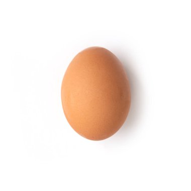 Beyaz arka planda izole edilmiş bir yumurta. Çiğ organik gıda. Market, süpermarket, yemek ve yemek..