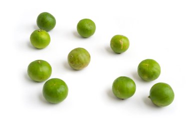 Yeşil limon veya limon. Taze meyve. Çiğ organik sağlıklı yiyecekler. Bakkal ve süpermarket yemekleri ve yemek ürünleri beyaz arka planda izole edilmiş.