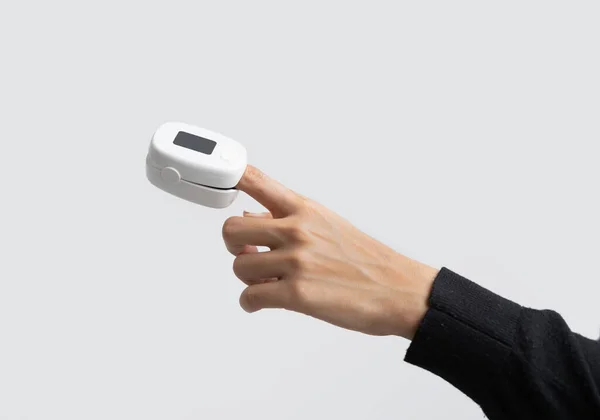 Mão Com Oxímetro Pulso Dispositivo Monitor Medição Nível Oxigênio Sangue — Fotografia de Stock
