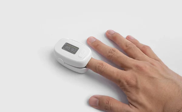 Hand Pulse Oximeter Blood Oxygen Level Measure Monitor Device Display — 图库照片