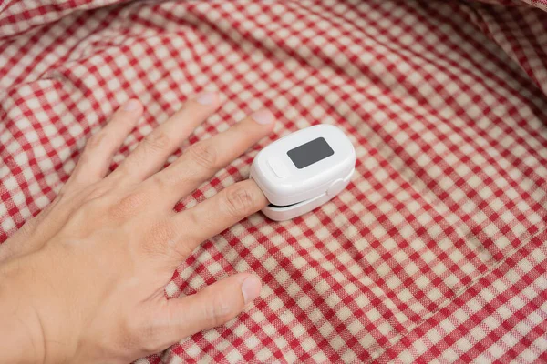 Hand Pulse Oximeter Blood Oxygen Level Measure Monitor Device Diagnosis — 图库照片