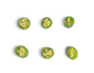 Dilimlenmiş yeşil biberli kırmızı biberler beyaz arka planda izole edilmiş. Sıcak ve baharatlı yemek. Sebze. Baharat içeriği.