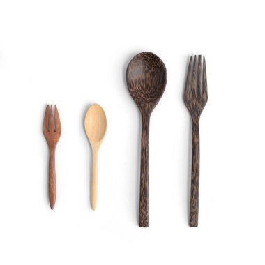 Tahta çatal ve kaşık, masa takımı ya da çatal bıçak seti beyaz arka planda izole edilmiş. Mutfak malzemeleri, eşyalar..