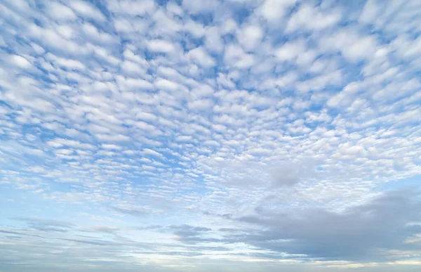 蓝天晴朗 白云蓬松 白天的时间摘要自然景观背景 — 图库照片