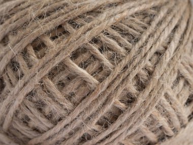 Beyaz arka planda doğal lif kahverengi iplik, ip ya da ip izole edilmiş. El işi..