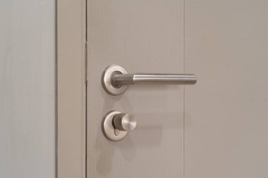 Evde kapı kilidi kolu var. Güvenlik.