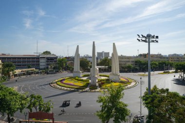 Demokrasi abidesinin havadan görünüşü, bir döner kavşak, Bangkok şehir merkezi ufuk çizgisinde arabalarla dolu bir sokak yolu, gün batımında kentsel şehir, Tayland. Şehir simgesi mimari manzarası.