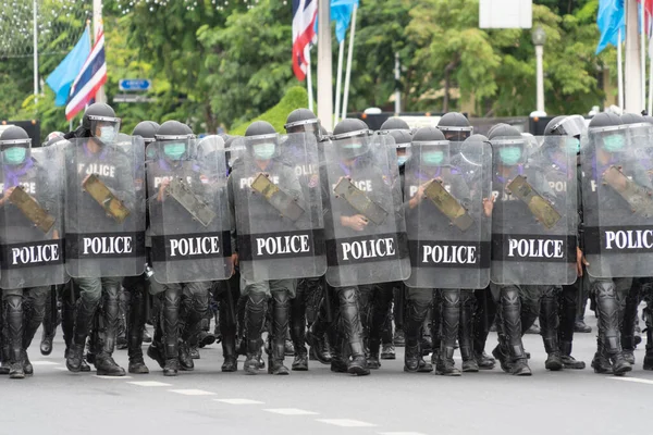 Policjanci Bronią Ochroną Przed Rozruchami Przemoc Wobec Demonstrantów Protestujących Podczas — Zdjęcie stockowe