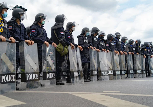 Policjanci Bronią Ochroną Przed Rozruchami Przemoc Wobec Demonstrantów Protestujących Podczas — Zdjęcie stockowe