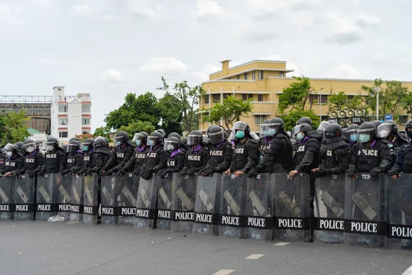 Rendőrtiszt Csapat Fegyverekkel Lázadó Pajzs Védelemmel Erőszak Tüntetők Tüntetők Ellen — Stock Fotó