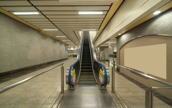 Escalera Mecánica Moderna Vacía Estación Metro Sistema Eléctrico Escalera Móvil — Foto de Stock