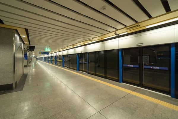 다운타운의 지하철 터미널 여행이나 방문하는 관광객을 대중교통 — 스톡 사진