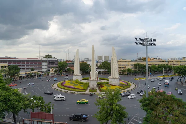 Demokrasi abidesinin havadan görünüşü, bir döner kavşak, Bangkok şehir merkezi ufuk çizgisinde arabalarla dolu bir sokak yolu, gün batımında kentsel şehir, Tayland. Şehir simgesi mimari manzarası.