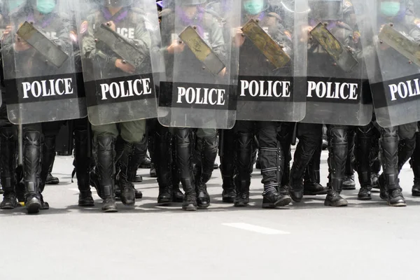 武器と暴動防御の警察官チーム Covid 19パンデミック時のデモ参加者と抗議者に対する暴力 タイのバンコクで暴動 デモ隊だ 警官の権限 — ストック写真