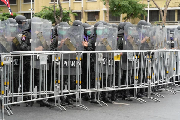 Policjanci Bronią Ochroną Przed Rozruchami Przemoc Wobec Demonstrantów Protestujących Ogrodzeniem — Zdjęcie stockowe