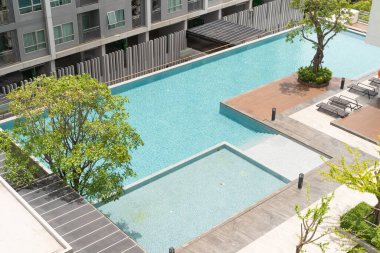 Bangkok şehir merkezindeki apartmanın çatısındaki havuz manzarası şehir manzarası. Tatil tatili konseptinde yaz sezonunda dinlenmek. Eğlence yaşam tarzı.