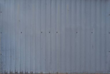 Metal çelik şeritler. Paslı demir metal, çinko çelik duvar, desenli arka plan. Tasarım dekorasyonu için dış mimari materyalinin yakın plan görüntüsü.