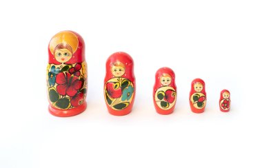Matrioshka bebeği bir sıra izole edilmiş. Geleneksel Rus kültürü ve kültürünün kadınsı tarafının bir sembolü. Tahta bebek oyuncakları. El işleri, resim ve sanat.