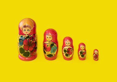 Matrioshka bebeği bir sıra izole edilmiş. Geleneksel Rus kültürü ve kültürünün kadınsı tarafının bir sembolü. Tahta bebek oyuncakları. El işleri, resim ve sanat.