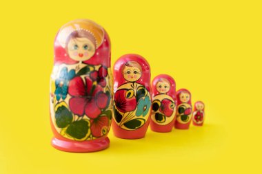 Matrioshka bebeği bir sıra izole edilmiş. Geleneksel Rus kültürü ve kültürünün kadınsı tarafının bir sembolü. Tahta bebek oyuncakları. El işleri, resim ve sanat.