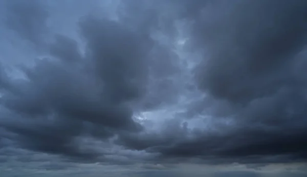 雷雨と雨で劇的な暗い雲の空 概要自然景観背景 — ストック写真