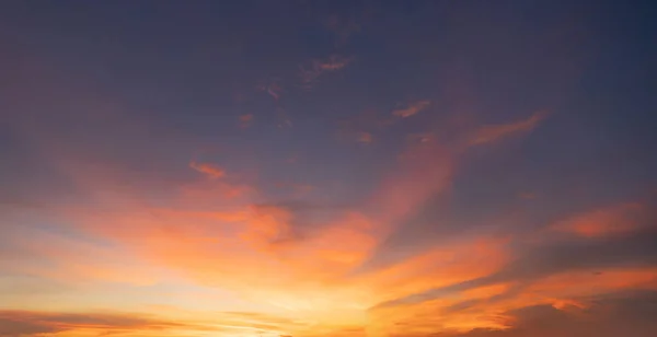 Obloha Zapadajícího Slunce Abstraktní Příroda Dramatická Modrá Oranžovými Barevnými Mraky — Stock fotografie