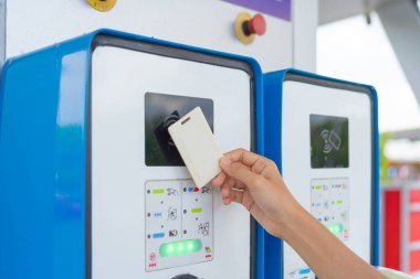 Okuyucu makinesine EV 'nin kredi kartı yüklemesi. İstasyonun kapısını aç. Elektrikli araçların pili. Şarj edilebilir aygıt ya da elektronik.