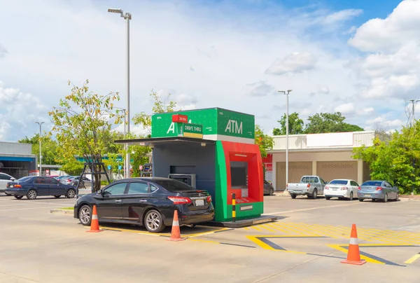 Geldautomat Mit Auto Durchfahren Leerer Bildschirm Der Tankstelle Eingang Barabhebungen — Stockfoto