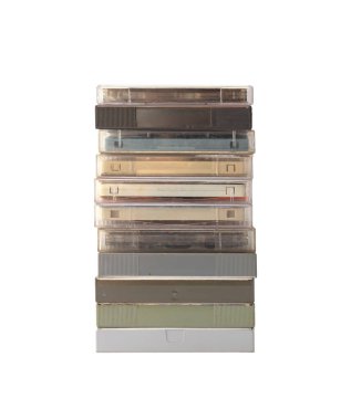 Vintage ses kasetinin üst görüntüsü beyaz arkaplanda izole edildi. 1980 'lerin kayıt cihazı. Eski pop müzik. albüm koleksiyonu.