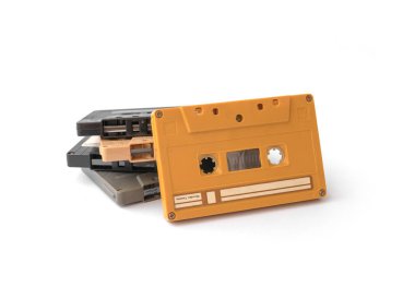 Vintage ses kasetinin üst görüntüsü beyaz arkaplanda izole edildi. 1980 'lerin kayıt cihazı. Eski pop müzik. albüm koleksiyonu.